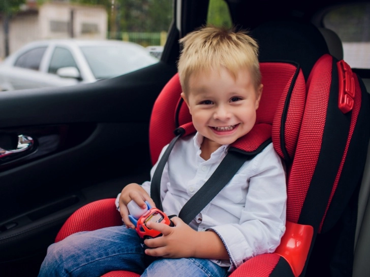 Маленький пассажир: по каким правилам перевозят детей в авто, до какого возраста нужно кресло и какое