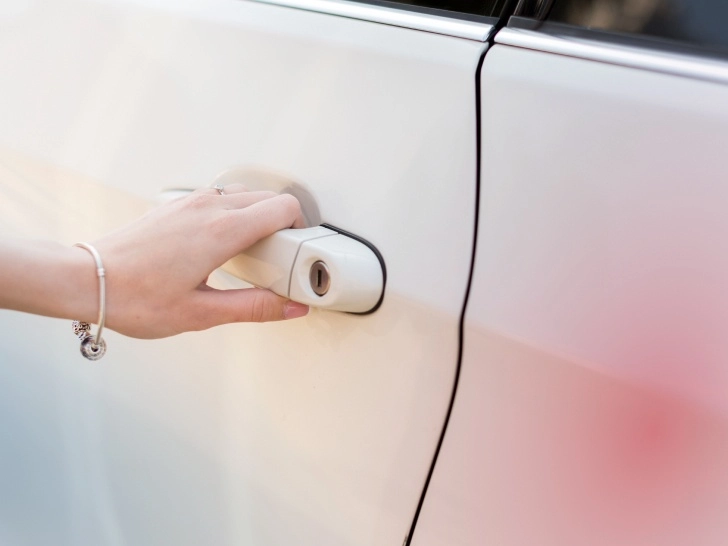 Как открыть дверь машины зимой и ничего не испортить